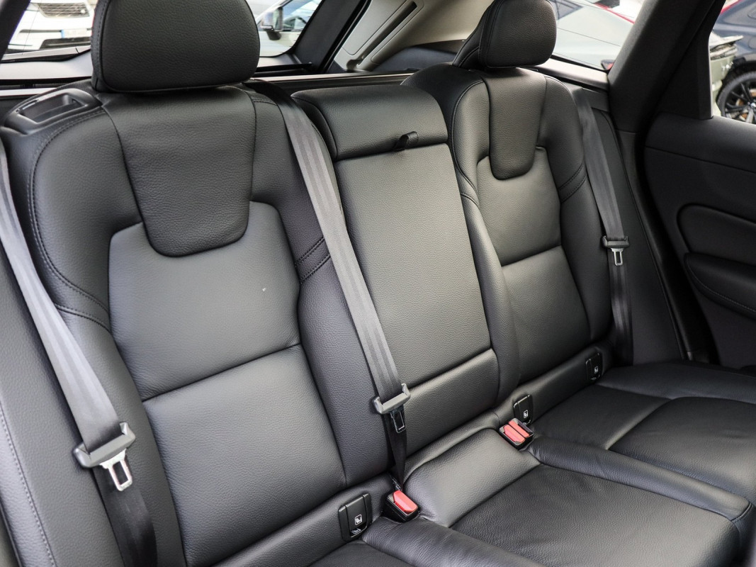 Volvo XC60 B4 (B) - SUV/Off-road - Grau - Gebrauchtwagen - Bild 5