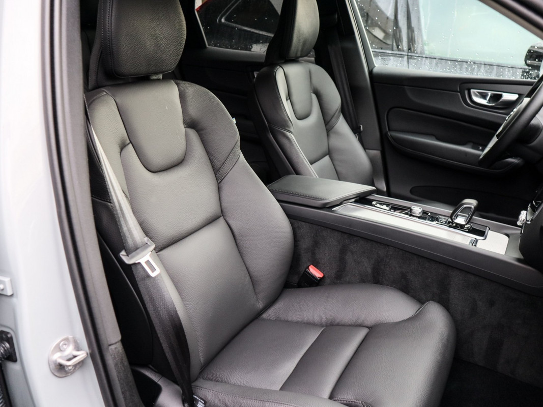 Volvo XC60 B5 (B) Benzin - SUV/Off-road - Grau - Gebrauchtwagen - Bild 7