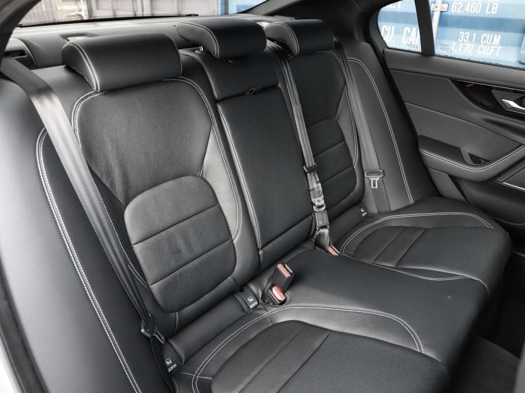 Jaguar XE P250 - Limousine - Grau - Gebrauchtwagen - Bild 4