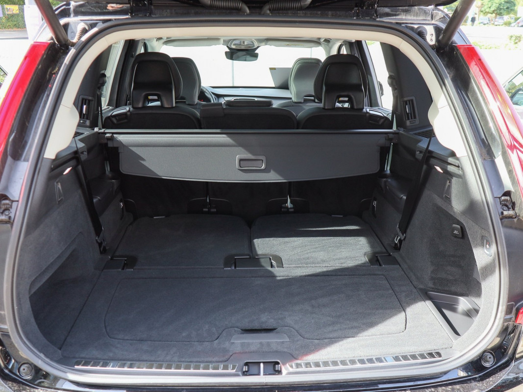 Volvo XC90 T8 AWD Plug-In Hybrid - SUV/Off-road - Schwarz - Gebrauchtwagen - Bild 11
