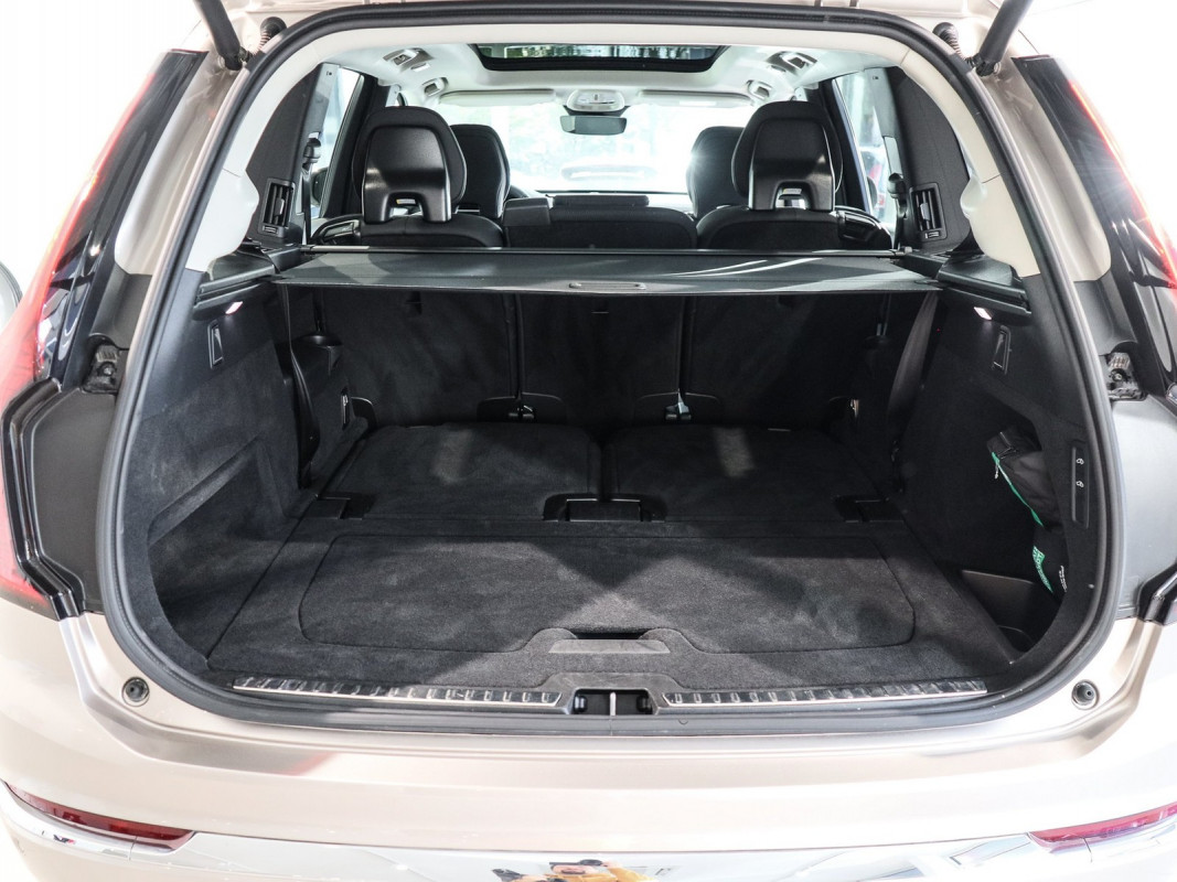 Volvo XC90 T8 AWD - SUV/Off-road - Silber - Gebrauchtwagen - Bild 12