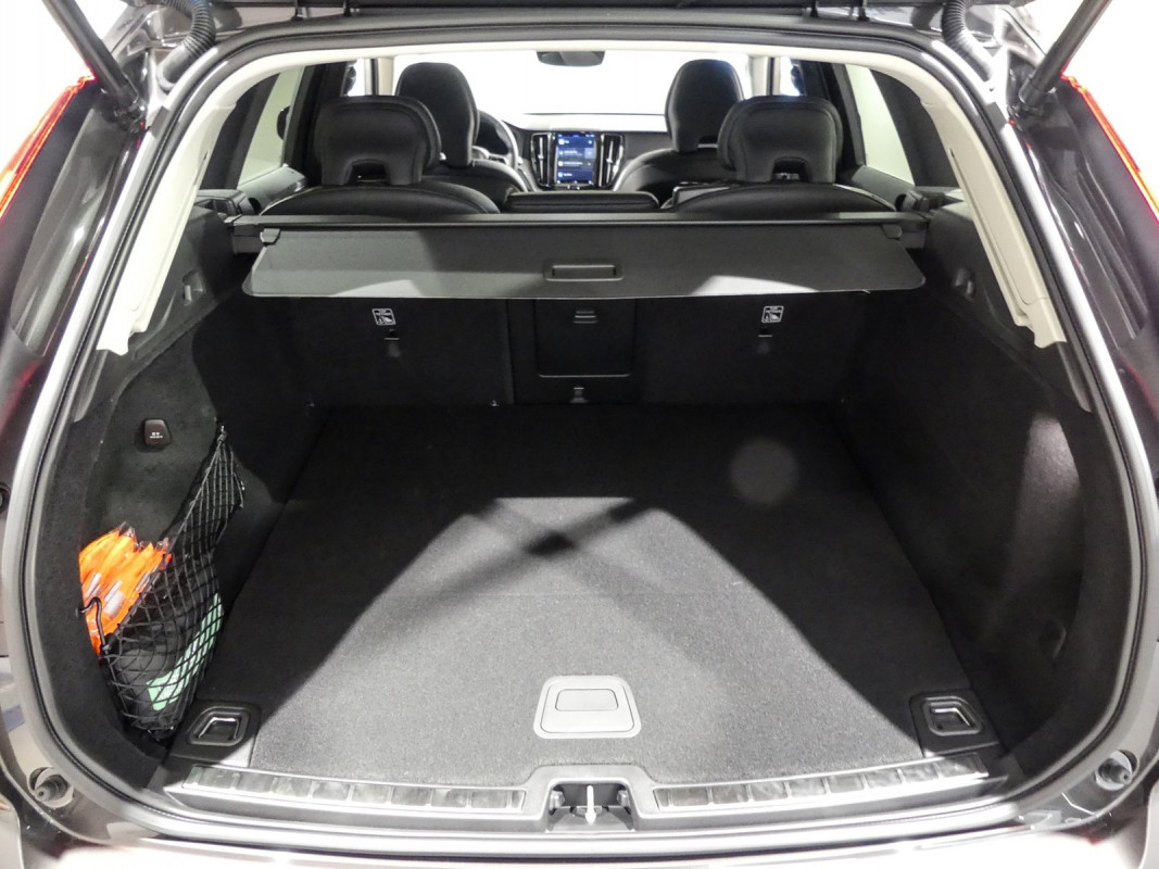 Volvo XC60 T6 AWD Recharge - SUV/Off-road - Grau - Gebrauchtwagen - Bild 12