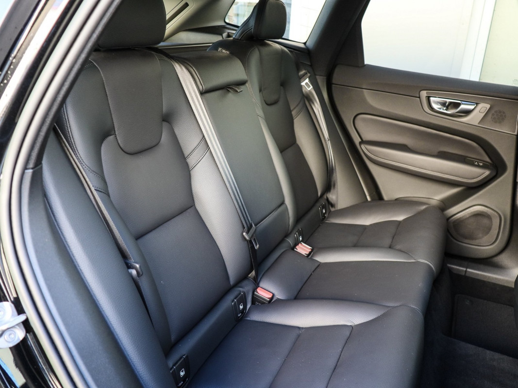 Volvo XC60 B4 (D) Plus Dark - SUV/Off-road - Schwarz - Gebrauchtwagen - Bild 5