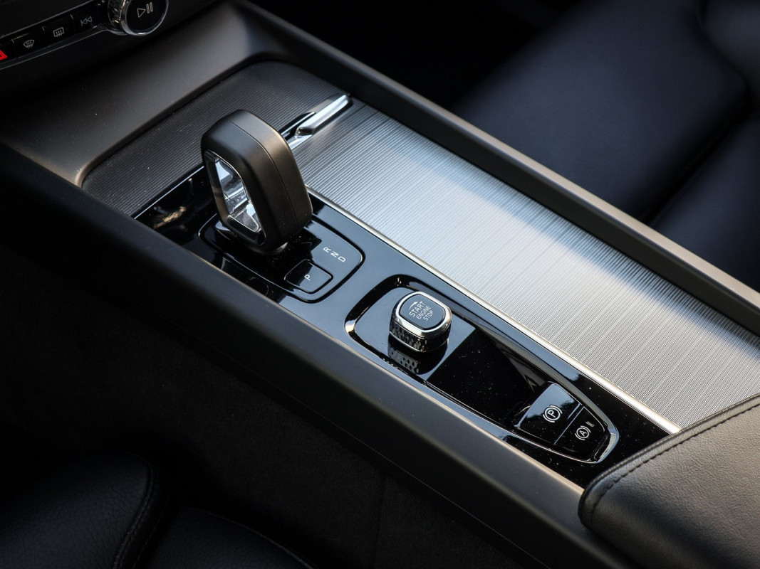 Volvo XC60 B4 (D) Plus Dark - SUV/Off-road - Schwarz - Gebrauchtwagen - Bild 11