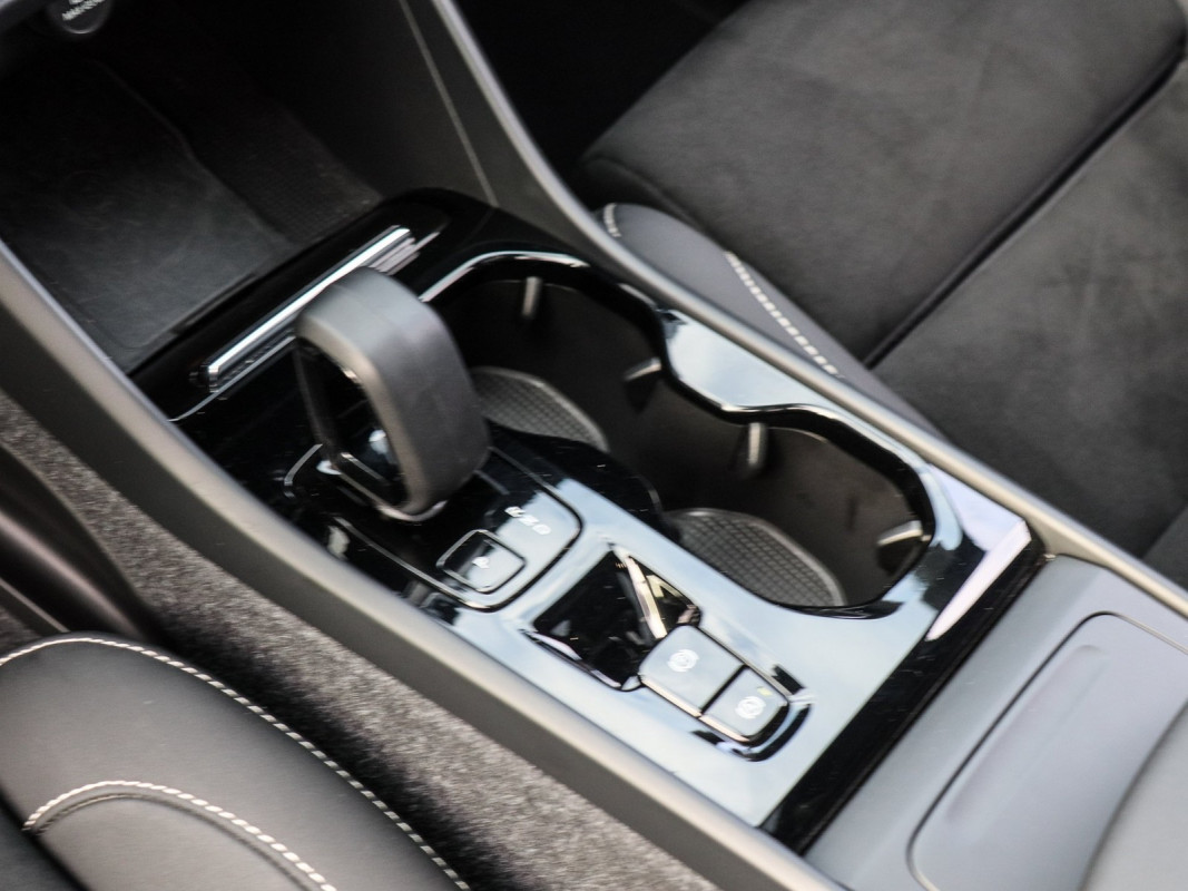 Volvo XC40 B4 AWD - SUV/Off-road - Schwarz - Gebrauchtwagen - Bild 11