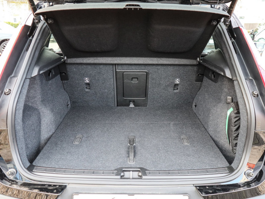 Volvo XC40 B4 AWD - SUV/Off-road - Schwarz - Gebrauchtwagen - Bild 12