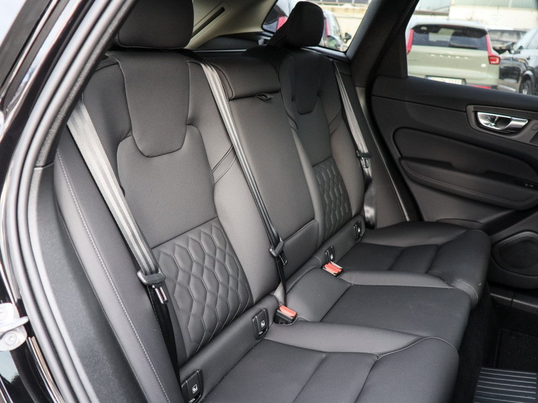 Volvo XC60 T6 Plug-In Hybrid AWD - SUV/Off-road - Schwarz - Gebrauchtwagen - Bild 5