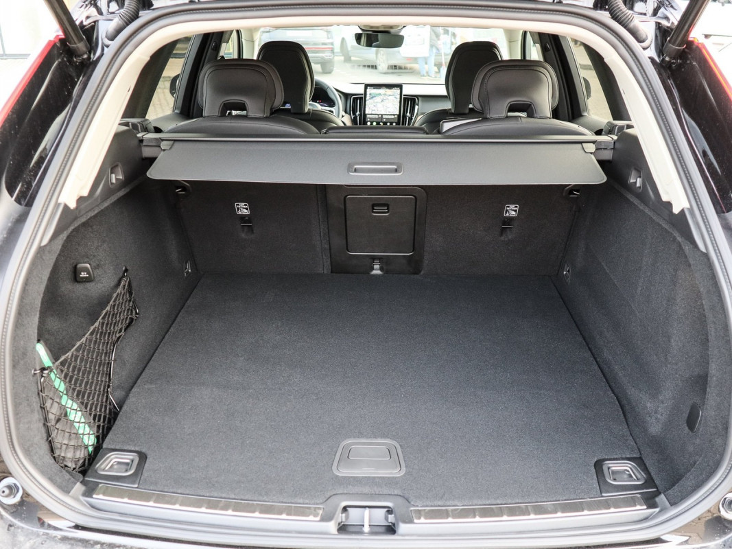 Volvo XC60 T6 Plug-In Hybrid AWD - SUV/Off-road - Schwarz - Gebrauchtwagen - Bild 12