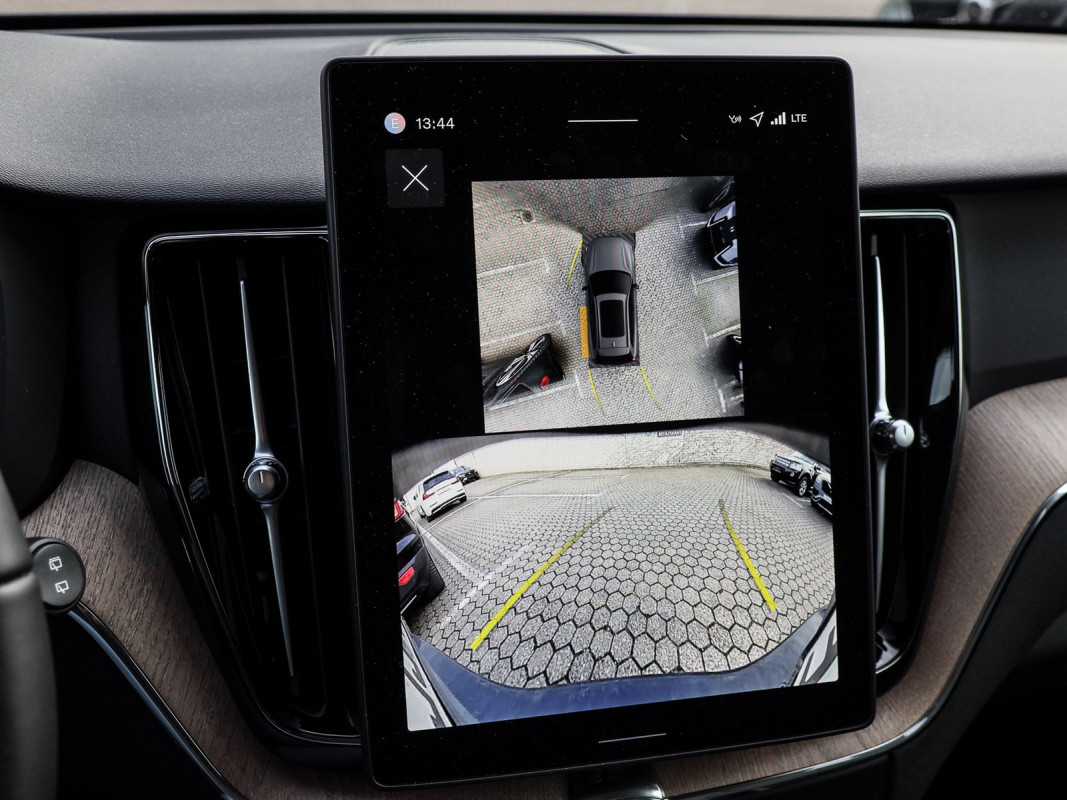 Volvo XC60 T6 Plug-In Hybrid AWD - SUV/Off-road - Schwarz - Gebrauchtwagen - Bild 13