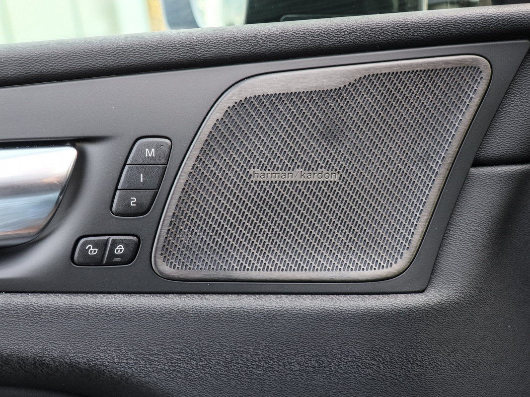 Volvo XC60 T6 Plug-In Hybrid AWD - SUV/Off-road - Schwarz - Gebrauchtwagen - Bild 15