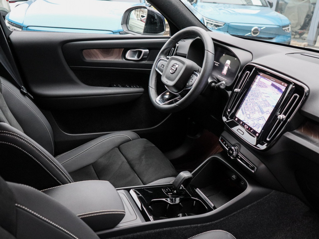 Volvo XC40 Plus Recharge Pure Elektrik AWD - SUV/Off-road - Weiss - Gebrauchtwagen - Bild 3