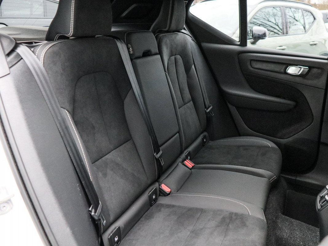 Volvo XC40 Plus Recharge Pure Elektrik AWD - SUV/Off-road - Weiss - Gebrauchtwagen - Bild 5