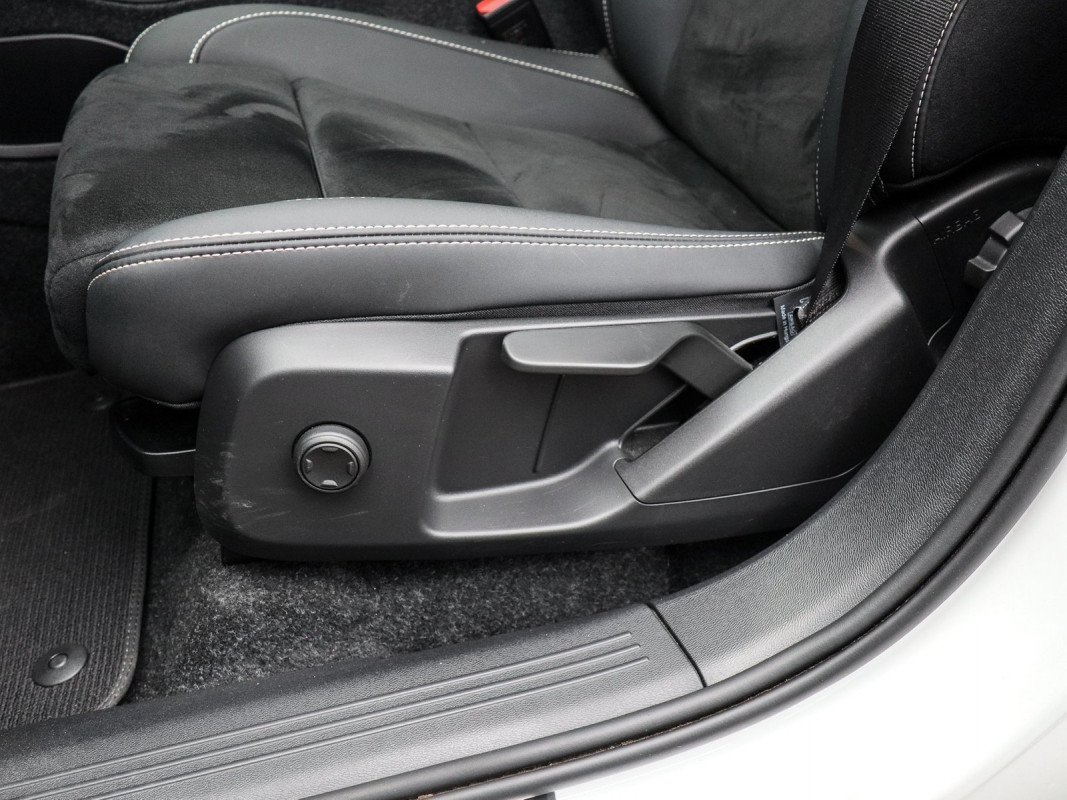 Volvo XC40 Plus Recharge Pure Elektrik AWD - SUV/Off-road - Weiss - Gebrauchtwagen - Bild 14