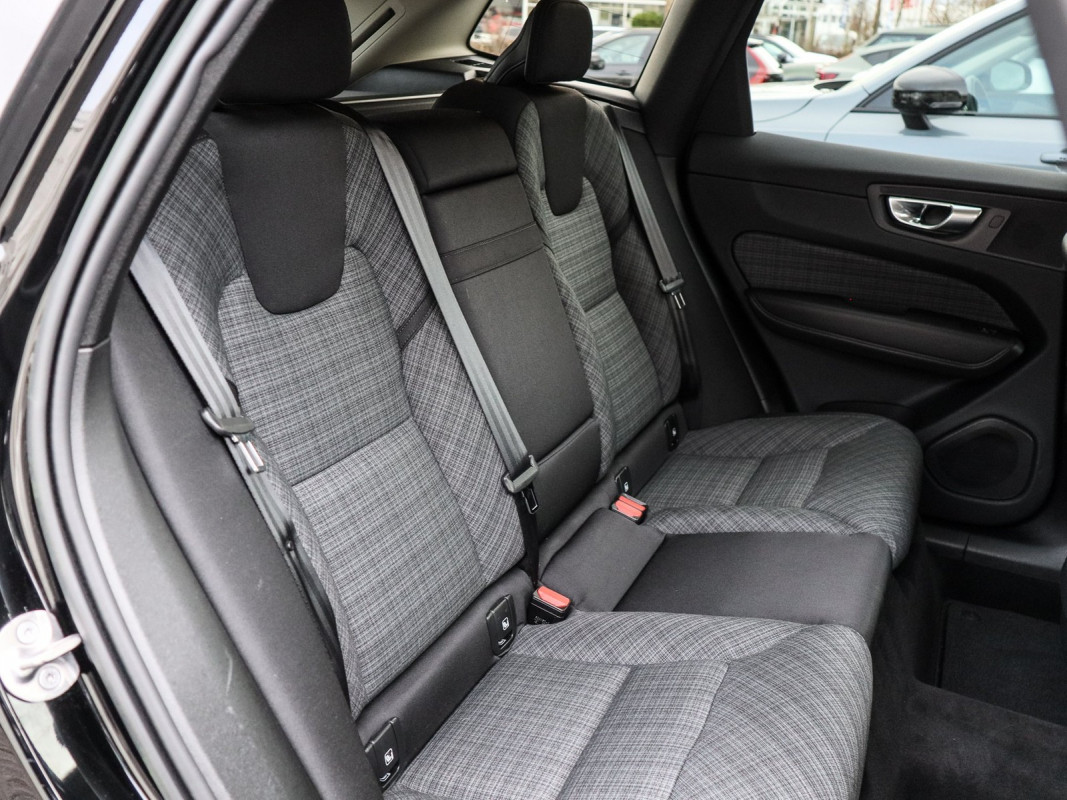 Volvo XC60 B4 Diesel Core - SUV/Off-road - Schwarz - Gebrauchtwagen - Bild 5
