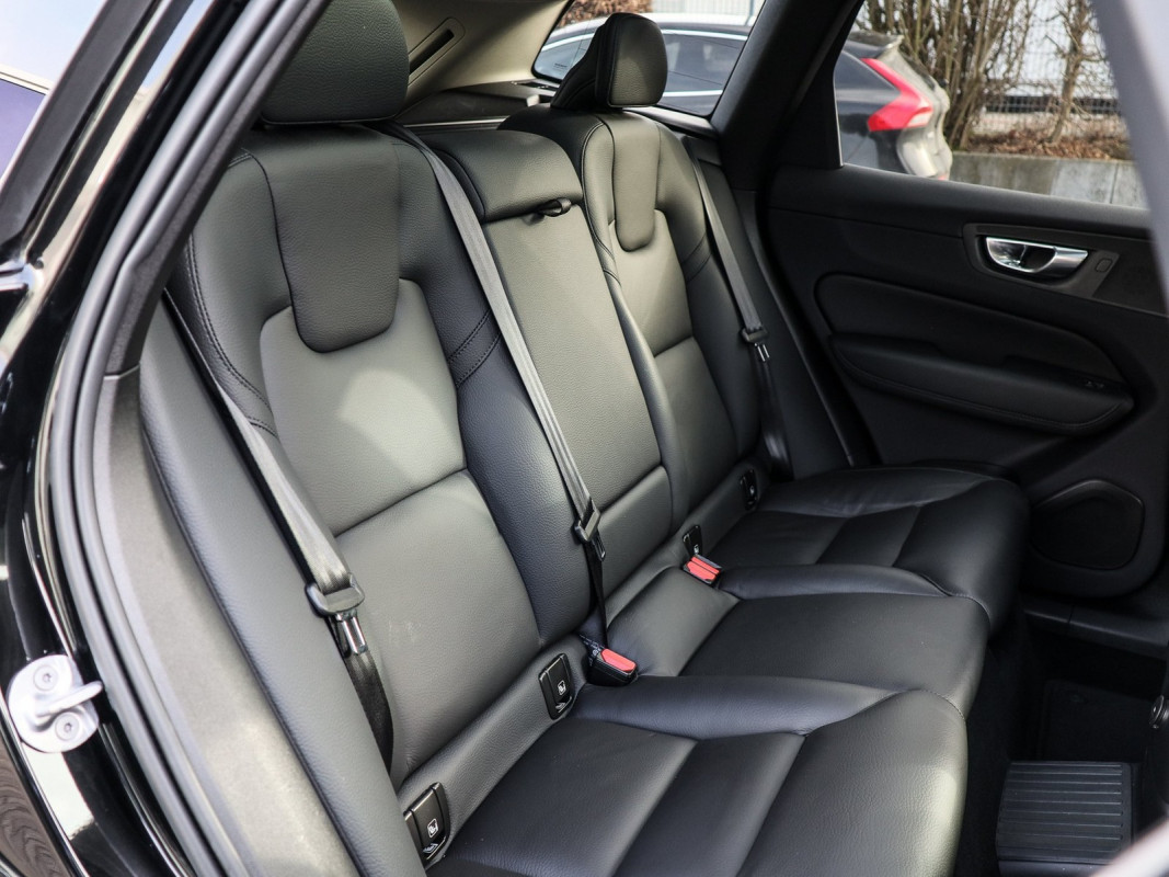 Volvo XC60 T6 AWD Recharge Plug-In Hybrid - SUV/Off-road - Schwarz - Gebrauchtwagen - Bild 5