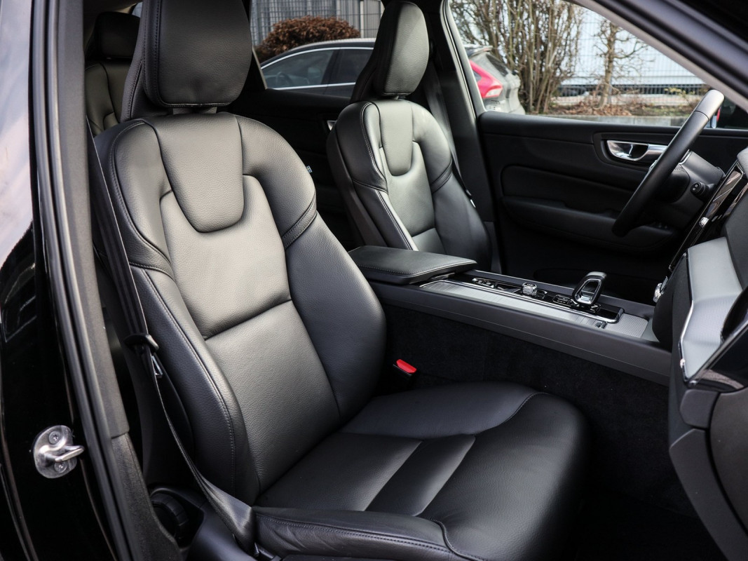 Volvo XC60 T6 AWD Recharge Plug-In Hybrid - SUV/Off-road - Schwarz - Gebrauchtwagen - Bild 7