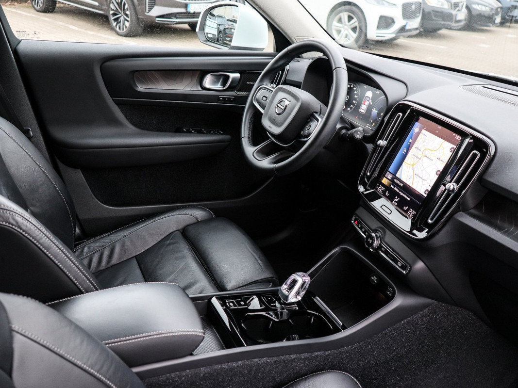 Volvo XC40 T4 Plus Bright Recharge Plug-In Hybrid - SUV/Off-road - Weiss - Gebrauchtwagen - Bild 3