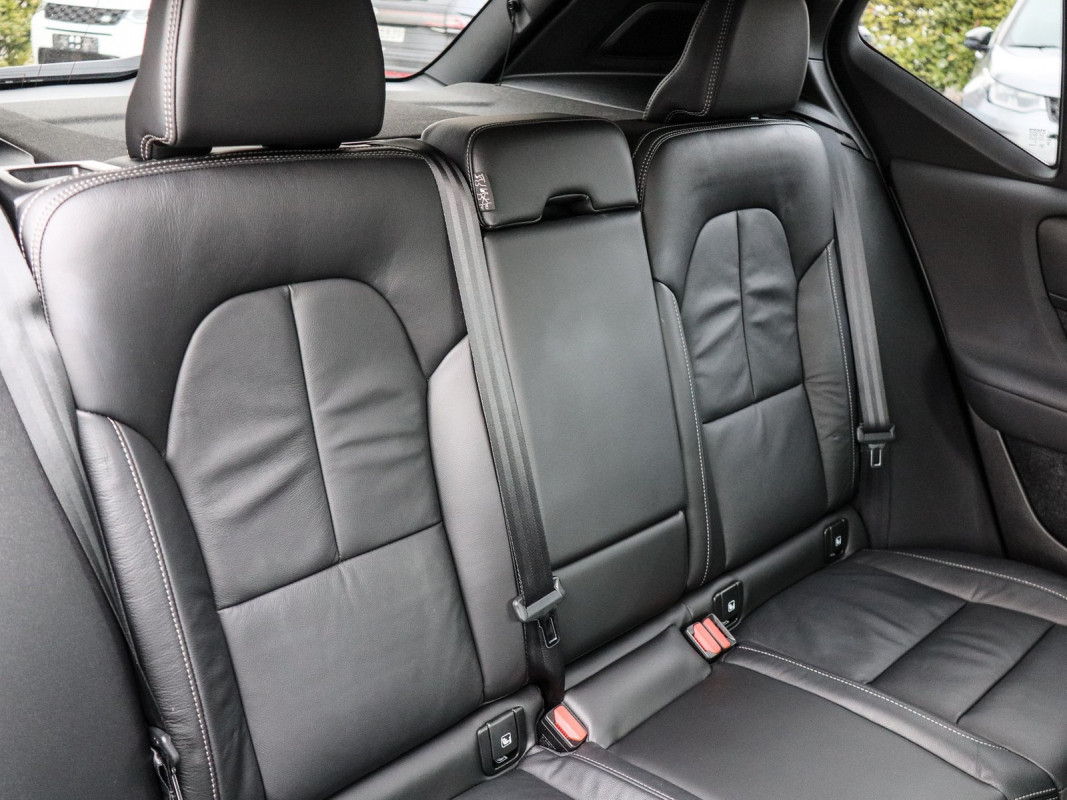 Volvo XC40 T4 Plus Bright Recharge Plug-In Hybrid - SUV/Off-road - Weiss - Gebrauchtwagen - Bild 5