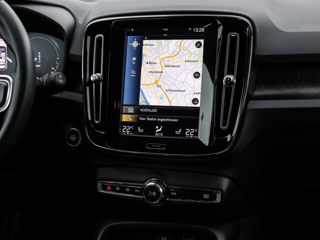 Volvo XC40 T4 Plus Bright Recharge Plug-In Hybrid - SUV/Off-road - Weiss - Gebrauchtwagen - Bild 9