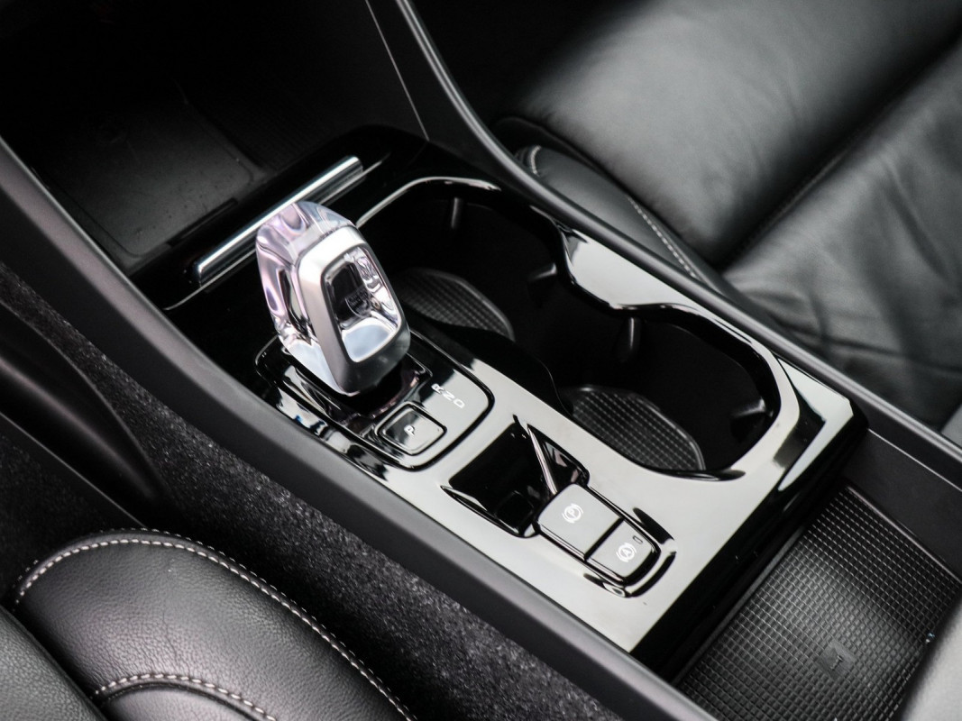 Volvo XC40 T4 Plus Bright Recharge Plug-In Hybrid - SUV/Off-road - Weiss - Gebrauchtwagen - Bild 11