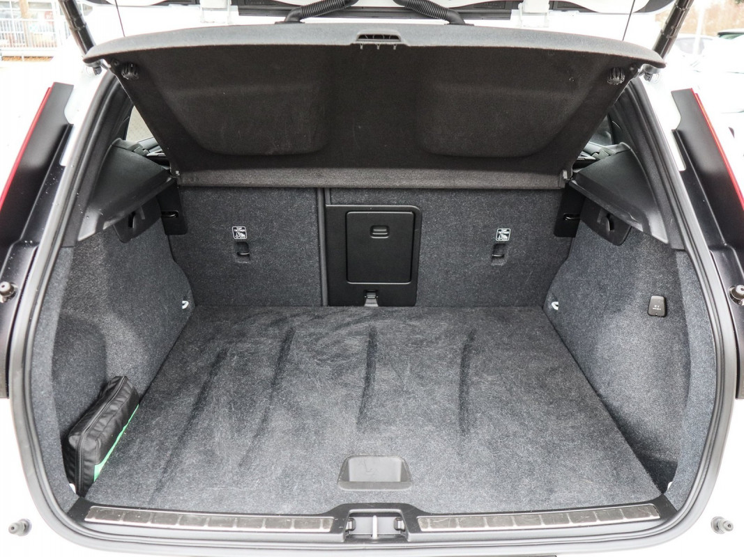 Volvo XC40 T4 Plus Bright Recharge Plug-In Hybrid - SUV/Off-road - Weiss - Gebrauchtwagen - Bild 12