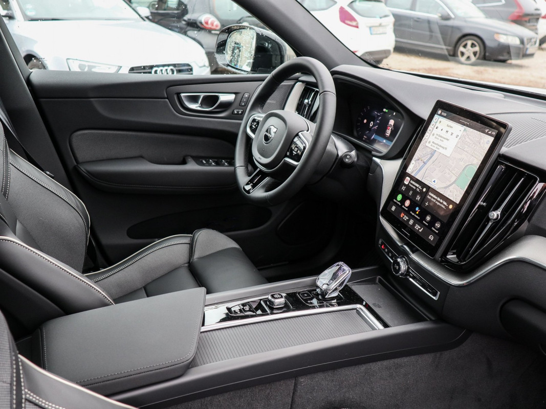 Volvo XC60 T6 AWD Plug-In Hybrid - SUV/Off-road - Weiss - Gebrauchtwagen - Bild 3