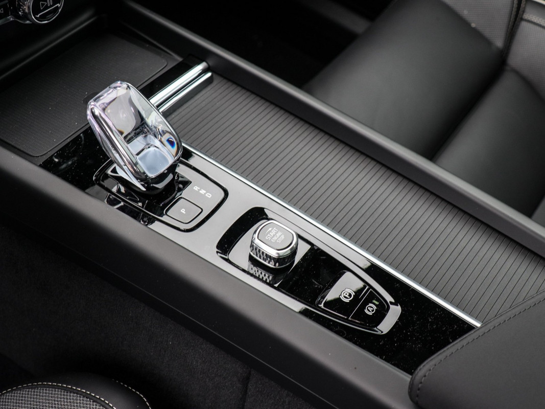 Volvo XC60 T6 AWD Plug-In Hybrid - SUV/Off-road - Weiss - Gebrauchtwagen - Bild 11