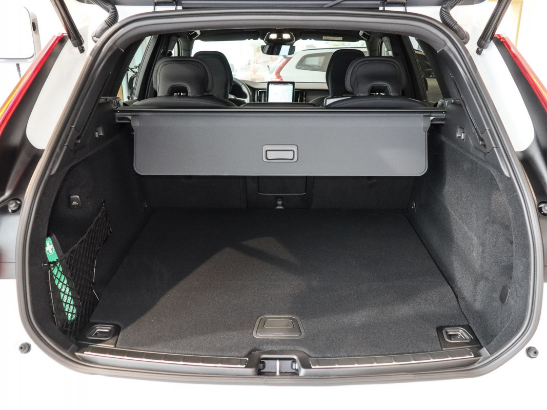 Volvo XC60 T6 AWD Plug-In Hybrid - SUV/Off-road - Weiss - Gebrauchtwagen - Bild 12