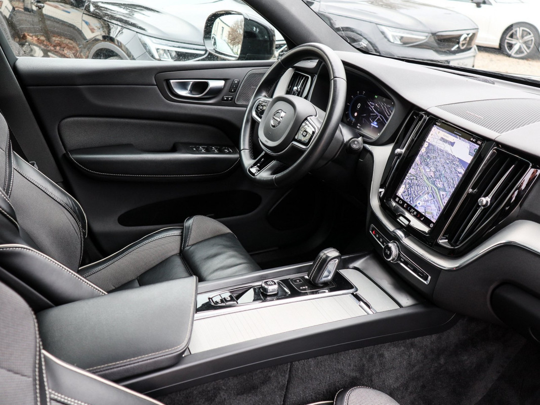 Volvo XC60 T6 AWD Recharge Plug-In Hybrid - SUV/Off-road - Schwarz - Gebrauchtwagen - Bild 3