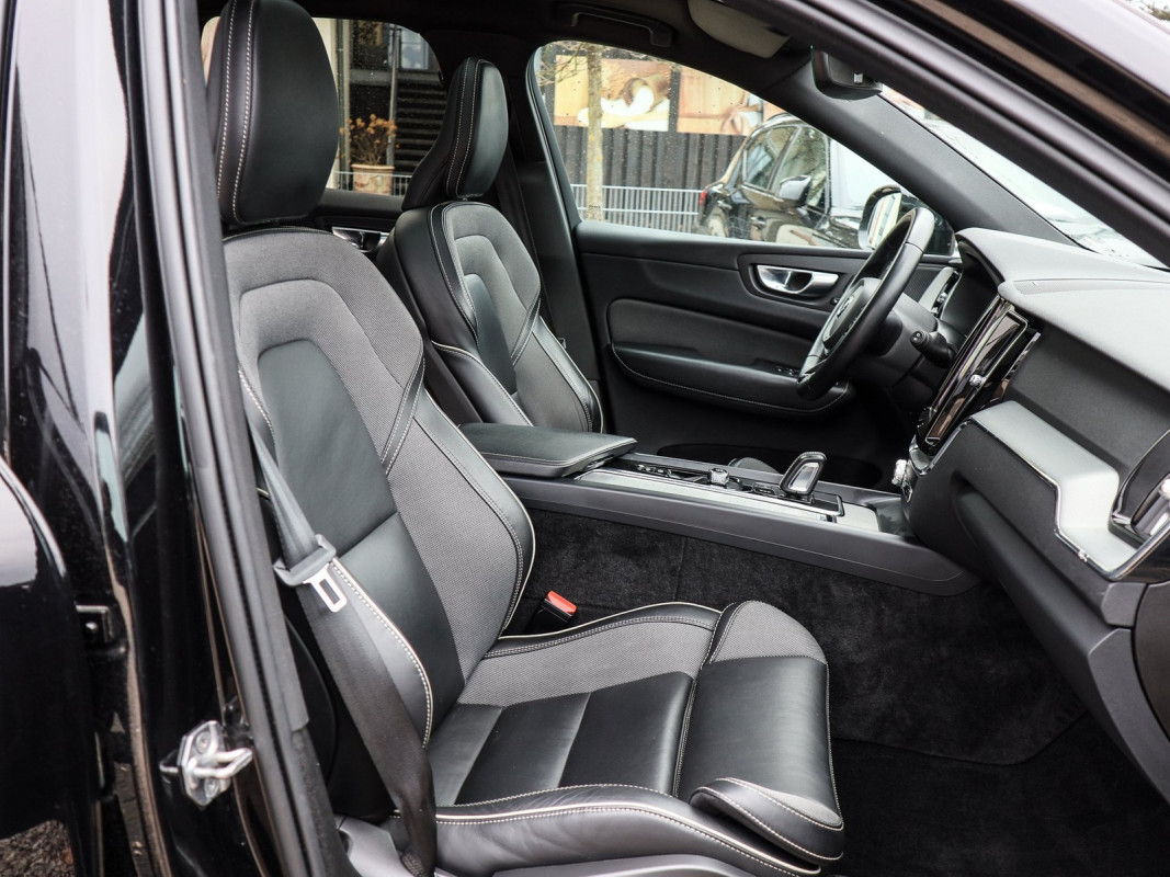 Volvo XC60 T6 AWD Recharge Plug-In Hybrid - SUV/Off-road - Schwarz - Gebrauchtwagen - Bild 7