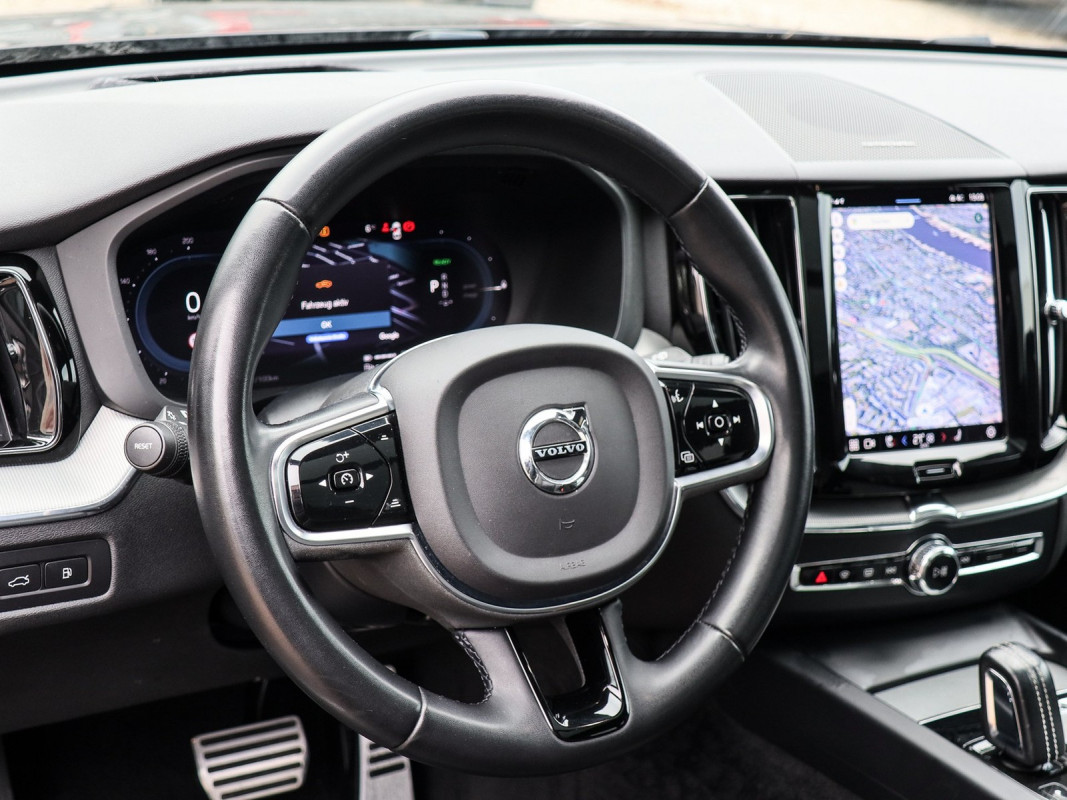 Volvo XC60 T6 AWD Recharge Plug-In Hybrid - SUV/Off-road - Schwarz - Gebrauchtwagen - Bild 10