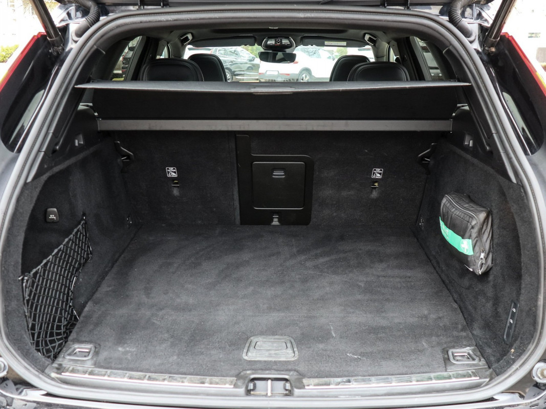 Volvo XC60 T6 AWD Recharge Plug-In Hybrid - SUV/Off-road - Schwarz - Gebrauchtwagen - Bild 11