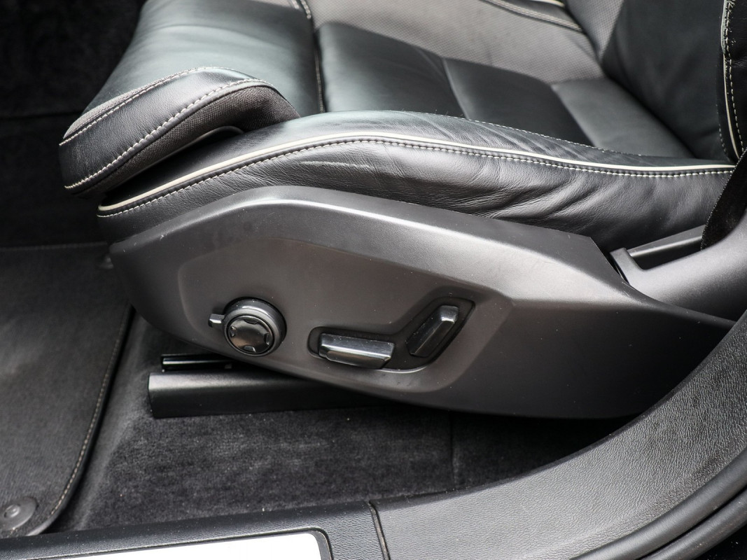 Volvo XC60 T6 AWD Recharge Plug-In Hybrid - SUV/Off-road - Schwarz - Gebrauchtwagen - Bild 14