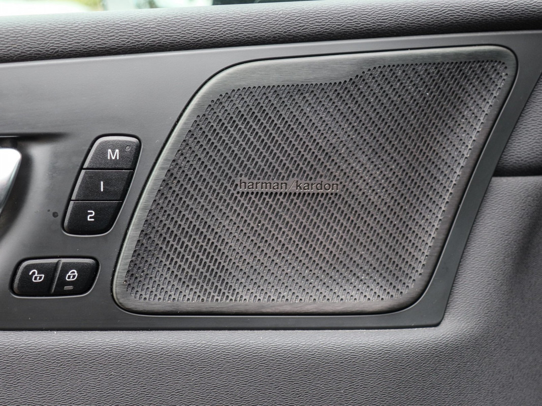 Volvo XC60 T6 AWD Recharge Plug-In Hybrid - SUV/Off-road - Schwarz - Gebrauchtwagen - Bild 15