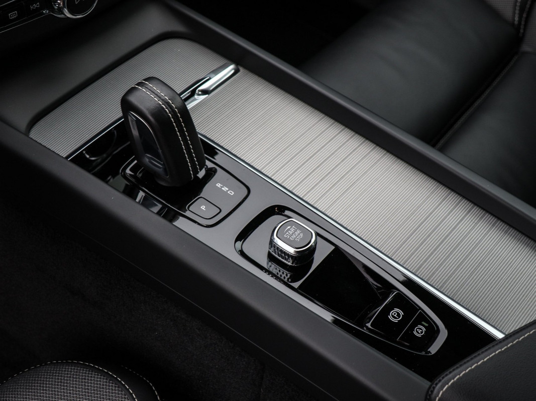 Volvo XC60 B4 Benzin - SUV/Off-road - Schwarz - Gebrauchtwagen - Bild 11