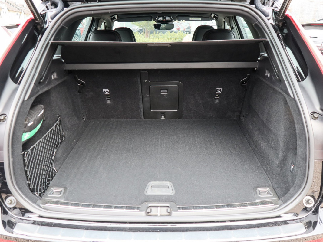 Volvo XC60 B4 Benzin - SUV/Off-road - Schwarz - Gebrauchtwagen - Bild 12