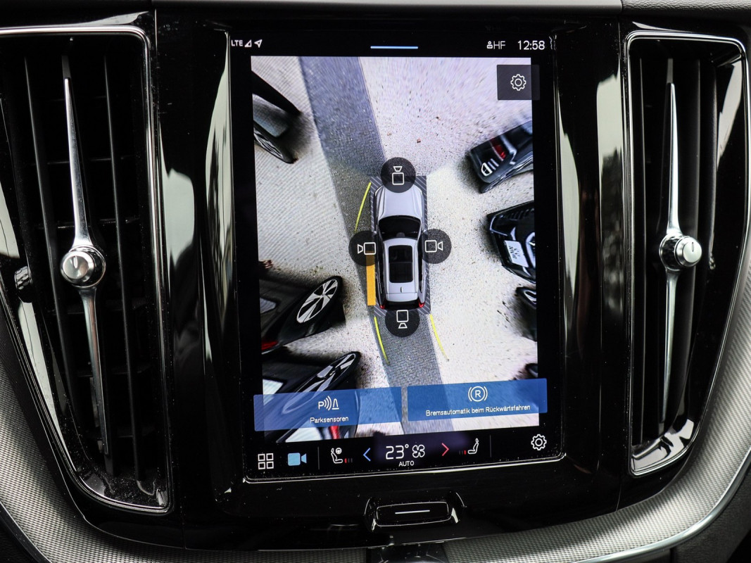 Volvo XC60 B4 Benzin - SUV/Off-road - Schwarz - Gebrauchtwagen - Bild 13