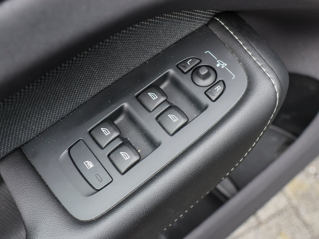 Volvo XC60 B4 Benzin - SUV/Off-road - Schwarz - Gebrauchtwagen - Bild 15