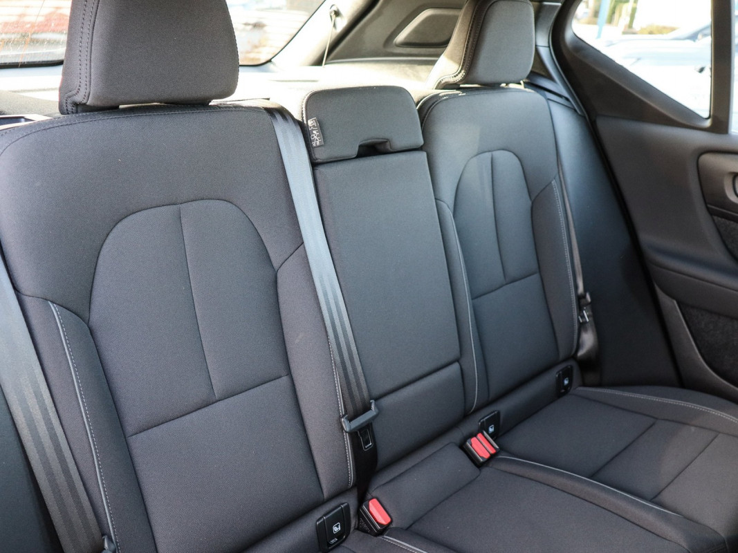 Volvo XC40 Core - SUV/Off-road - Schwarz - Gebrauchtwagen - Bild 5