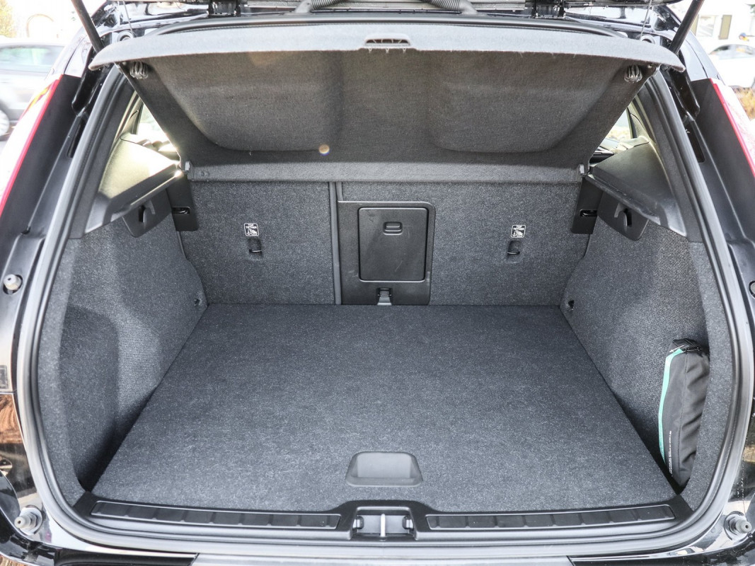 Volvo XC40 Core - SUV/Off-road - Schwarz - Gebrauchtwagen - Bild 12