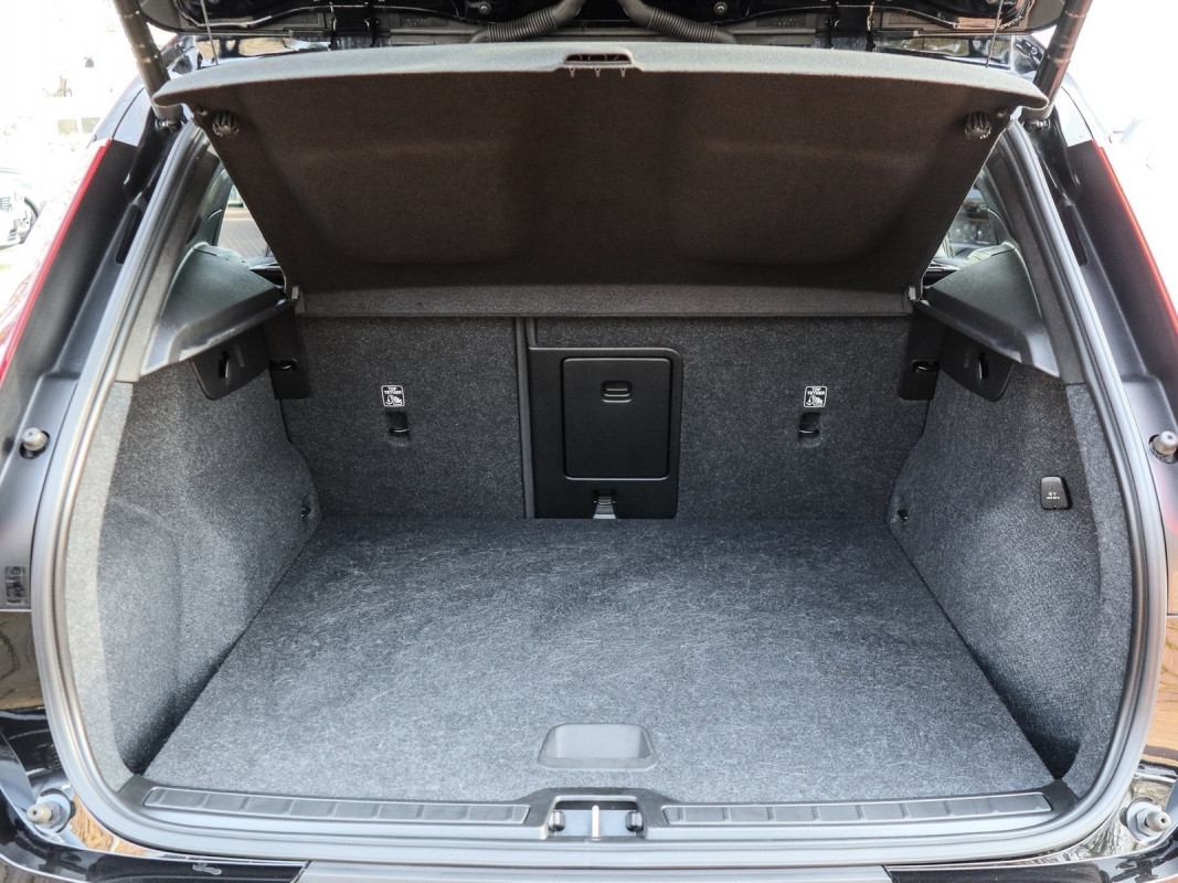 Volvo XC40 T2 - SUV/Off-road - Schwarz - Gebrauchtwagen - Bild 12