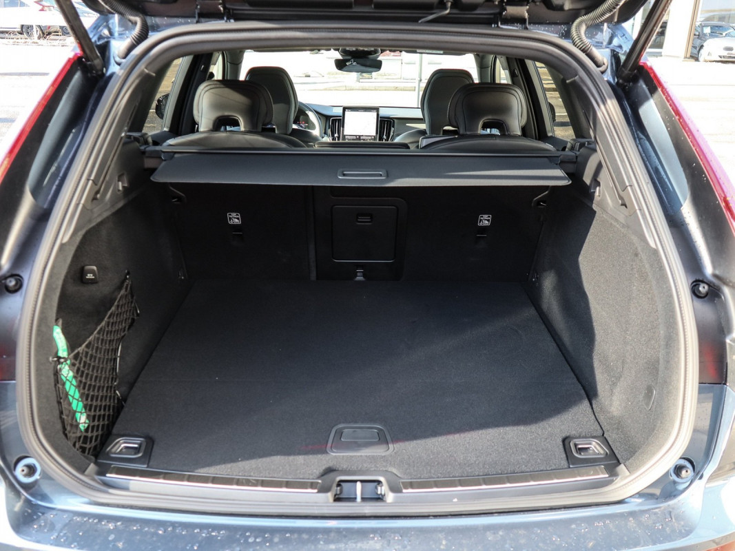 Volvo XC60 T6 AWD Recharge - SUV/Off-road - Blau - Gebrauchtwagen - Bild 11