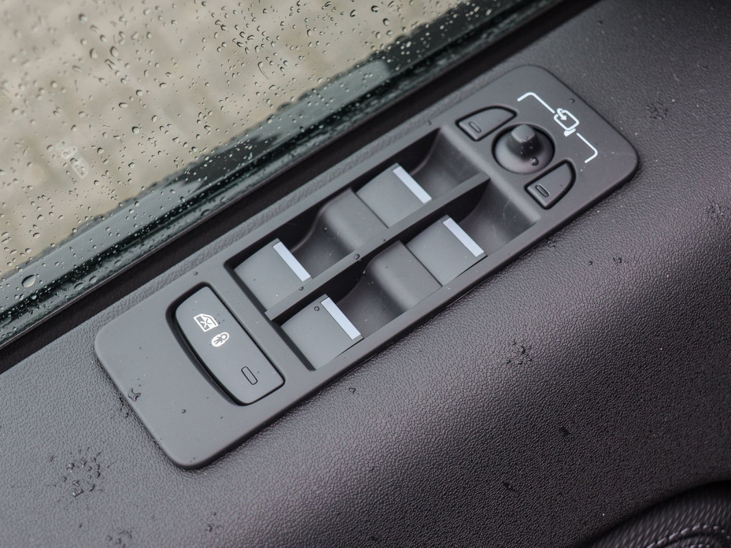 Land Rover Discovery Sport P270E Dynamic SE - SUV/Off-road - Schwarz - Gebrauchtwagen - Bild 14