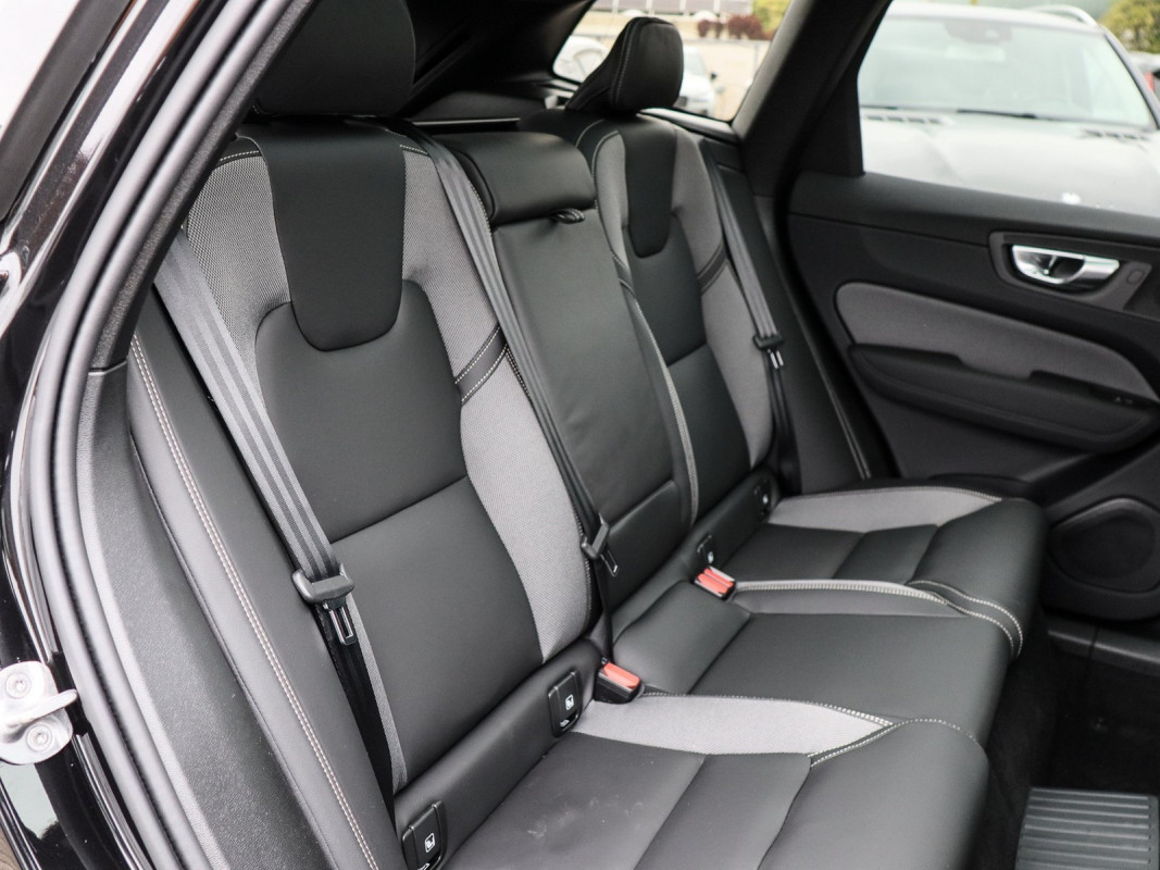 Volvo XC60 T6 Plus Black Edition Plug-In Hybrid AWD - SUV/Off-road - Schwarz - Gebrauchtwagen - Bild 5