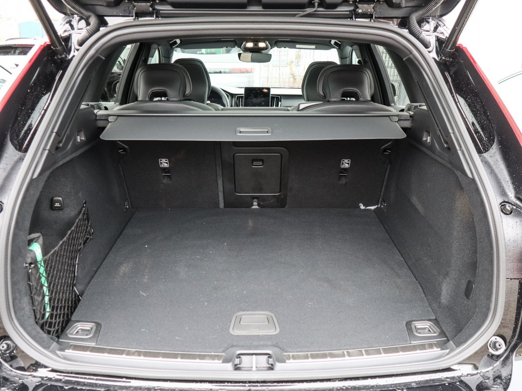 Volvo XC60 T6 Plus Black Edition Plug-In Hybrid AWD - SUV/Off-road - Schwarz - Gebrauchtwagen - Bild 11