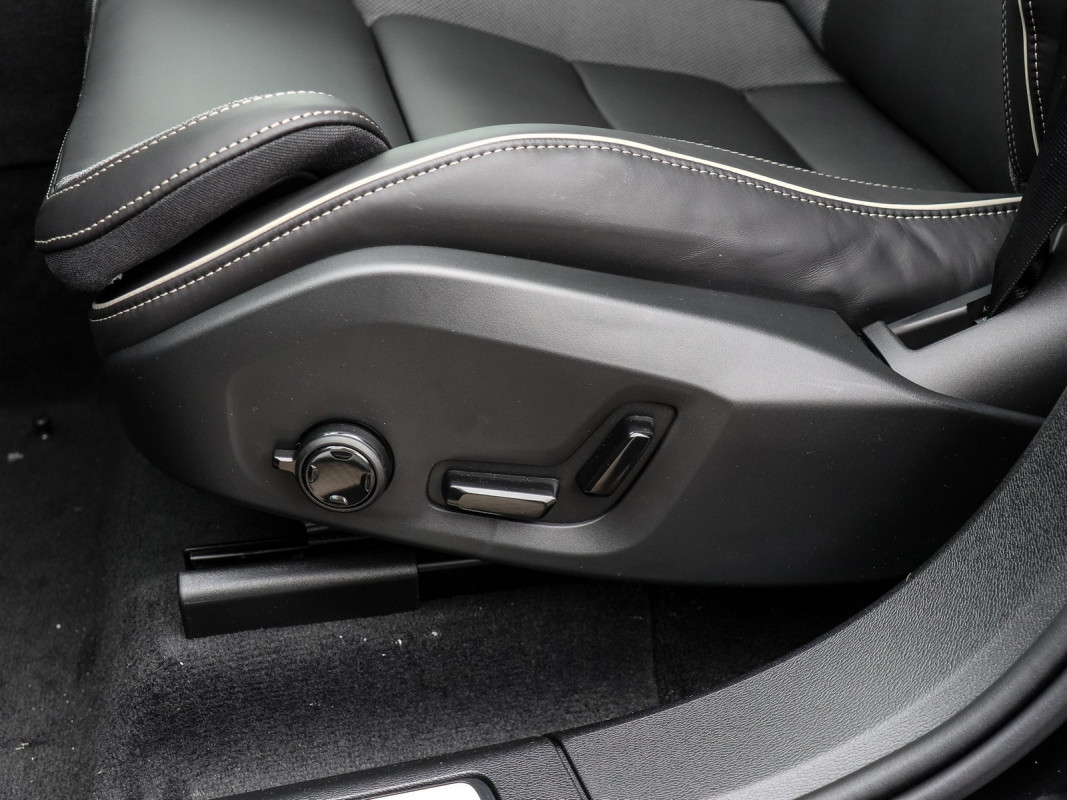 Volvo XC60 T6 Plus Black Edition Plug-In Hybrid AWD - SUV/Off-road - Schwarz - Gebrauchtwagen - Bild 14