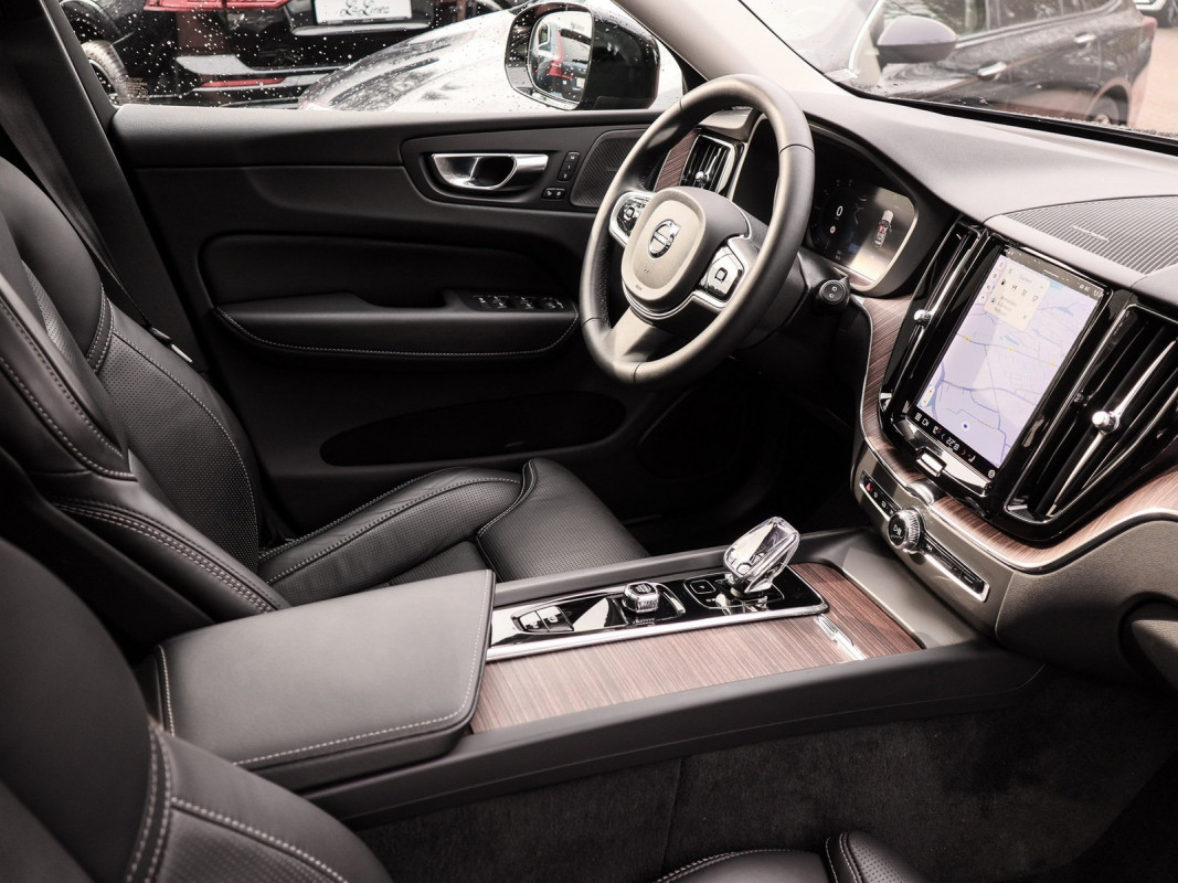 Volvo XC60 B4 - SUV/Off-road - Schwarz - Gebrauchtwagen - Bild 3