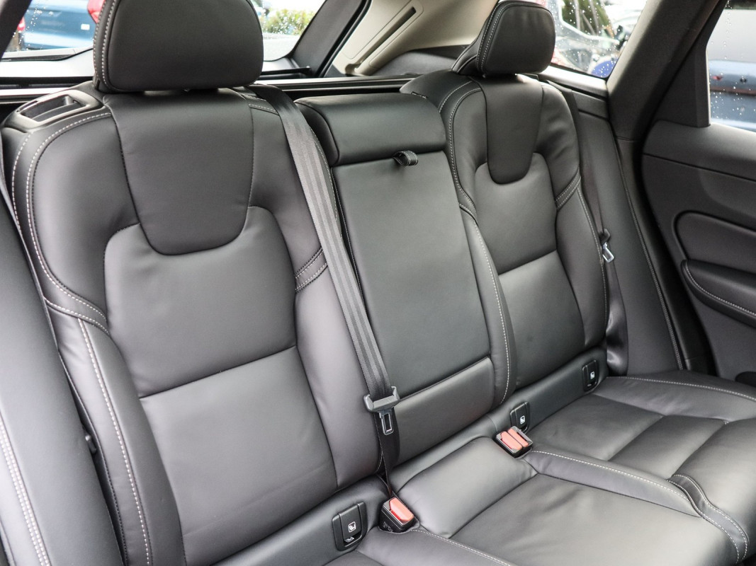 Volvo XC60 B4 - SUV/Off-road - Schwarz - Gebrauchtwagen - Bild 5