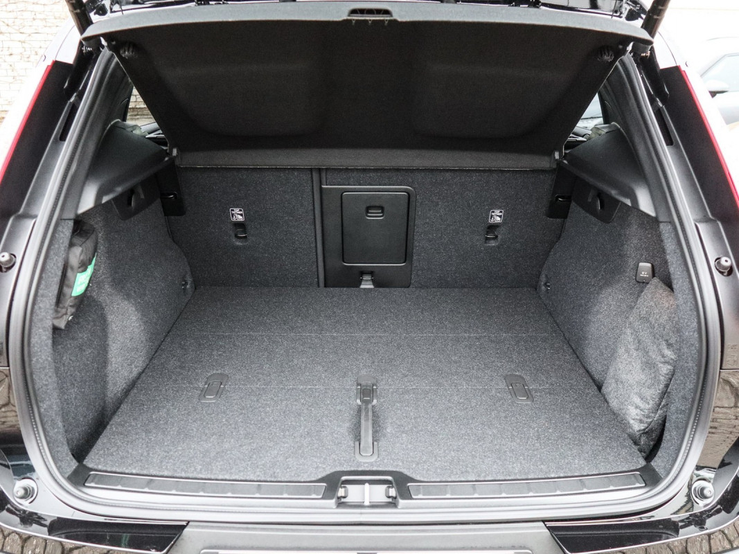 Volvo XC40 B3 - SUV/Off-road - Schwarz - Gebrauchtwagen - Bild 12