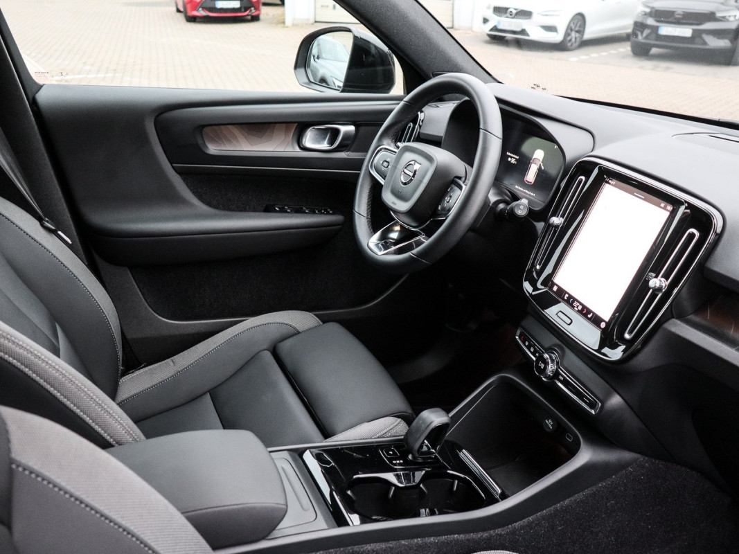 Volvo XC40 Single Plus 78kWh - SUV/Off-road - Schwarz - Gebrauchtwagen - Bild 3